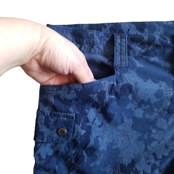 Eddie Bauer Women’s Blue Nylon Spandex Patterned Lightweight Cargo Shorts Sz. 10 - Picture 4 of 11